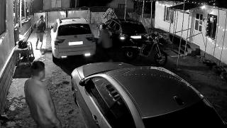 Crăciun de coşmar în Bistriţa-Năsăud. Un bărbat a intrat peste o familie în casă şi a atacat cu toporul