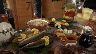 După sarmale și fripturi, borșul de pește și saramura cuceresc mesele de Crăciun, la cherhanale