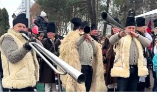 Alaiuri de colindători cu urși, capre și căiuți au umplut străzile din Suceava: Încercăm să păstrăm tradițiile