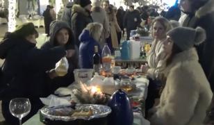 Cina comunitară, bucuria Crăciunului la Bistrița. Localnicii și turiștii au sărbătorit ca o mare familie