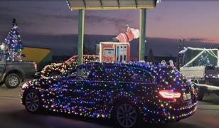 Spiritul Crăciunului pe patru roți, la Corod. Mașinile decorate au luminat satul în a treia zi de sărbătoare