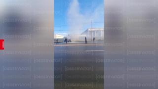 Mașină cuprinsă de flăcări în mers, pe o stradă din Slatina. Incendiul ar fi fost provocat de un scurtcircuit