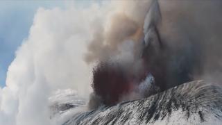 Vulcanul Etna a erupt după aproape 30 de ani. Lava a fost aruncată la sute de metri în aer