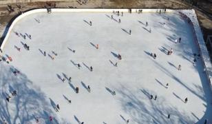 După masa de Crăciun, distracţia s-a mutat pe gheaţă: 