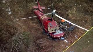 Momentul în care un elicopter se prăbușește după coliziunea cu alt elicopter, în SUA. Un pilot a murit
