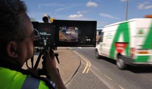 Depăşirea limitei de viteză, infracţiune sancţionată cu trei luni de închisoare şi amendă de 3.750 euro