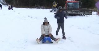 Prima reacţie a unei familii din India, venită pentru a doua oară în vacanţă în România: Am venit cam devreme