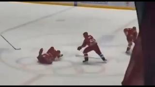 Momentul viral în care Alexandr Lukaşenko este faultat şi cade pe gheaţă la un meci de hochei