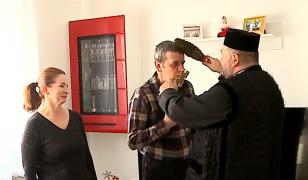 Tradiții păstrate cu sfințenie pe Valea Mureșului. Preotul merge cu Iordanul din zori până seara