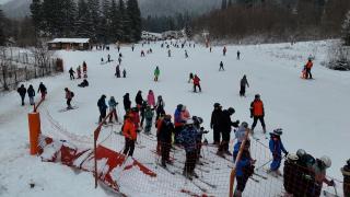 Sănii trase de câini, vin fiert și mâncare tradițională. Cum petrec românii la munte înainte de miezul nopții