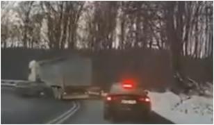 Momentul în care un șofer pierde controlul într-o curbă periculoasă și intră într-un TIR, pe DN11