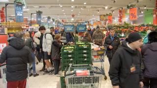 Cozi până în ultima clipă de Revelion. Un singur supermarket din Capitală a vândut o tonă de pește