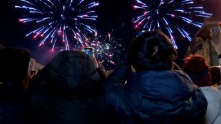 Românii au petrecut Revelionul în stradă cu spectacole, dans, artificii și speranțe pentru 2026