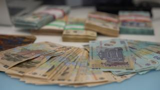 Val de scumpiri în noul an. Cu cât au crescut impozitele şi preţul carburanţilor