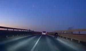 Ultimele clipe din viaţa unui biciclist din Galaţi, surprinse de o cameră. A fost spulberat de o maşină