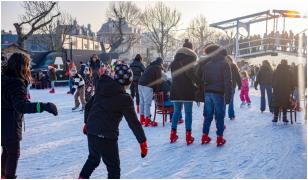 Unde își încarcă românii bateriile la început de an. Cozi la patinoare, piscine şi centre SPA