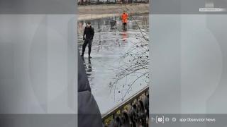 Câine surprins pe gheața Dâmboviței, în ploaie și frig: ASPA și pompierii au intervenit fără succes