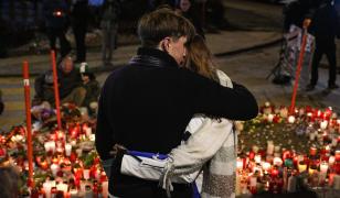 Mărturia prietenei unui tânăr din clubul care a ars: a strâns o cruciuliță și focul l-a ocolit