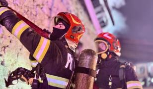 Prăpăd după un incendiu la un depozit auto din Botoşani. Focul ar fi fost pus din răzbunare