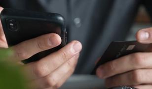 Inteligența artificială, noua armă a hoţilor digitali. Cum ne protejăm de atacuri