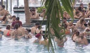 Relaxare sau adrenalină la început de an: SPA-uri pline și băi în ape înghețate