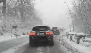 Haos în nordul ţării în urma ninsorilor abundente. Tânăr cu probleme cardiace, dus la ambulanţă cu şenilata