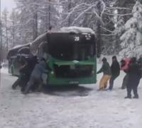 Drumul spre Poiana Brașov, acoperit de zăpadă. Un autobuz rămas blocat a fost împins de pasageri