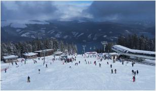 Nu ai loc să arunci un ac pe pârtie. Cum şi-au petrecut turiştii ultimul weekend de vacanţă la munte