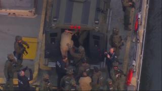 Momentul în care Maduro nu se poate urca în duba blindată și cade în genunchi. Părea că șchiopătează