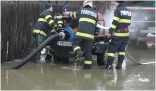 Oraşul în care oamenii s-au trezit cu 40 de cm de apă în curţi, după topirea zăpezii: 