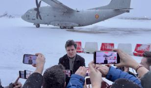 Imagini cu Nicuşor Dan, blocat de 12 ore pe aeroport, în Paris: 