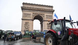 Franţa, revoltată de acordul UE-Mercosur. Fermierii protestează cu tractoarele în centrul Parisului