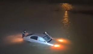 Intervenţie contracronometru la Târgu Jiu. Doi poliţişti au salvat o femeie blocată într-o maşină scufundată