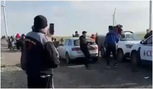 Femeie, rănită de un cal care a căzut peste ea, la o competiție ecvestră de Bobotează. Momentul, filmat