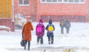 Zeci de şcoli din 15 judeţe, închise din cauza ninsorii abundente. Lista unităţilor de învăţământ afectate