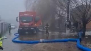 Două cartiere din Târgu Jiu au rămas fără apă potabilă după ce canalizarea a refulat din cauza inundaţiilor