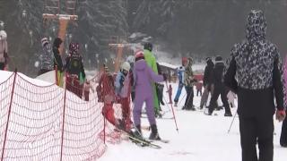 Vacanță perfectă pentru turiști, epuizantă pentru salvamontiști. Peste 50 de răniţi pe pârtii în Poiana Braşov