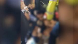 Bărbat beat, scandal într-un local din Bocşa. Agenţii, muşcaţi de individ în timp ce încercau să-l imobilizeze