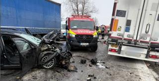 Accident cu 2 TIR-uri, o maşină şi un microbuz în Suceava. Au intervenit pompierii de la descarcerare