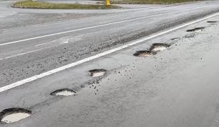 Ninsorile au transformat șoselele în capcane pentru şoferi: 