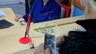 Guvernul vrea să "compenseze" taxele locale mărite cu tăieri din buget pentru primării. Scandal în Coaliţie