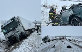 Șofer decapitat, după un impact violent cu un TIR pe centura Timișoarei. Mașina a fost aruncată în șanț