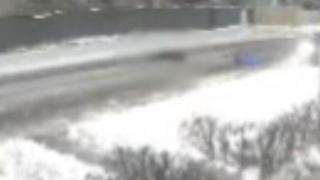 Momentul în care un şofer loveşte în plin doi tineri care se dădeau cu sania în Constanţa