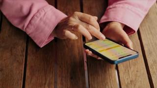 Aplicația care sună la urgenţe dacă nu apeși un buton la două zile. Este virală în China