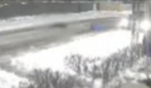 Momentul în care un şofer loveşte în plin doi tineri care se dădeau cu sania în Constanţa