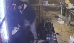 Momentul când un tânăr mascat intră într-un bar din Timișoara și distruge totul. Ulterior a uitat de camere