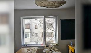 Reacția Primăriei Botoșani după ce plafonul a căzut peste un elev într-un liceu: "Din cauza uzurii naturale"