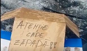 Femeie rănită grav în Caransebeș, după ce a fost lovită de gheața căzută de pe un bloc