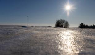 Un drum din Galaţi s-a transformat într-un adevărat patinoar. Şoferii, obligaţi să stea pe loc ore întregi