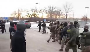 Proteste violente în Minneapolis împotriva agenților anti-imigraţie. Trump amenință cu trimiterea armatei